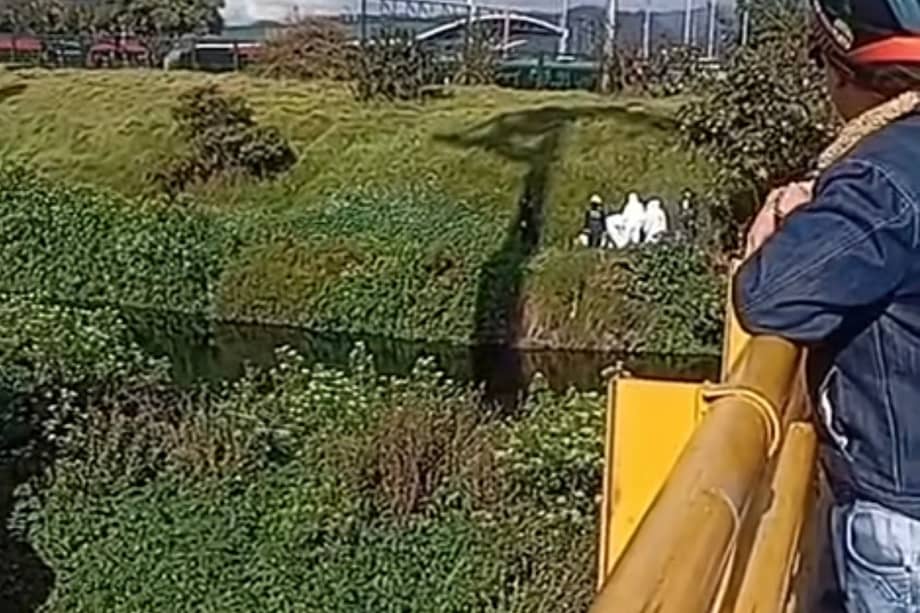 El cadáver correspondería a un hombre de aproximadamente 35 años y, hasta el momento, su identidad no ha sido establecida. Las autoridades avanzan en la verificación, mientras se desconocen las causas del crimen.