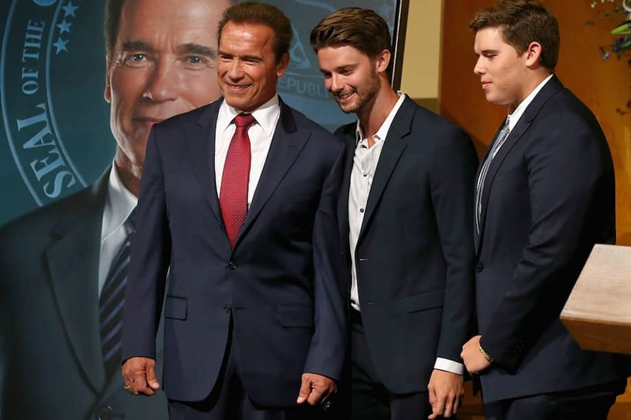 Arnold Schwarzenegger con sus hijos Patrick y Christopher. / AFP