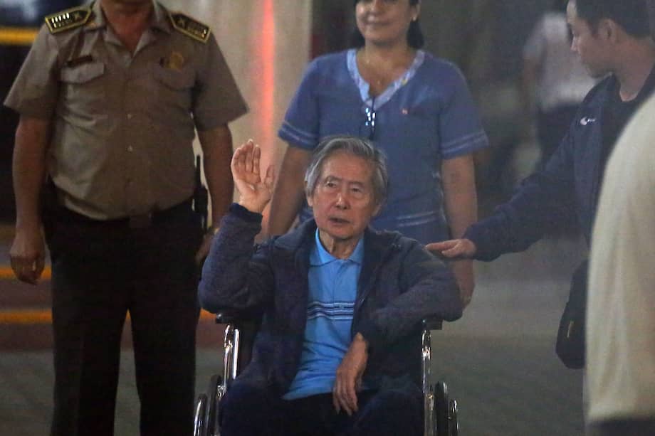 Fotografía de archivo que muestra al expresidente peruano Alberto Fujimori (c), a su salida de la clínica Centenario, el 4 de enero de 2018 en Lima (Perú).