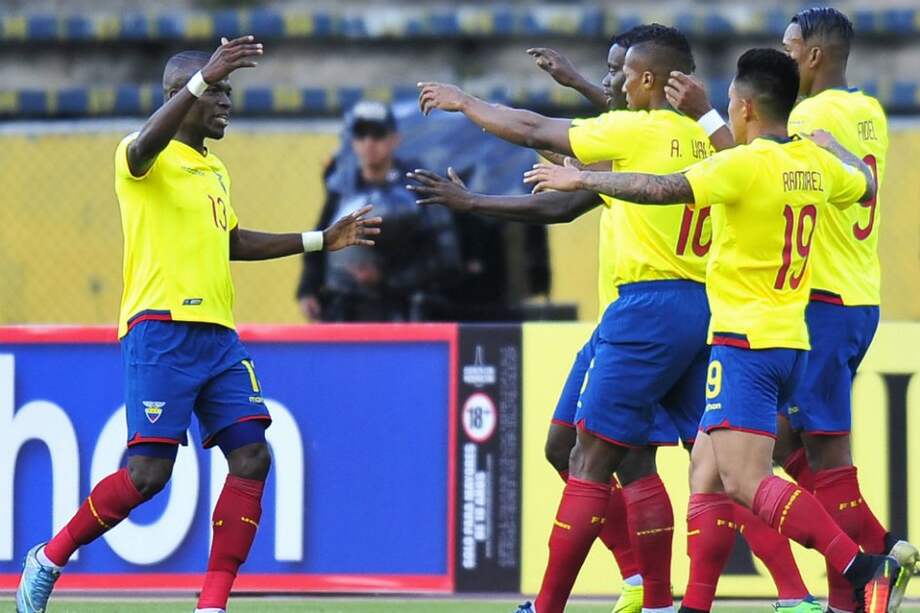 Los jugadores de la selección ecuatoriana celebran uno de los goles con los que superaron a Chile, en el estadio Atahualpa, en Quito. / AFP