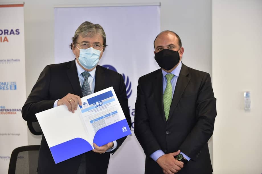 Carlos Holmes Trujillo (Izquierda), ministro de Defensa y Carlos Camargo (derecha), Defensor del Pueblo