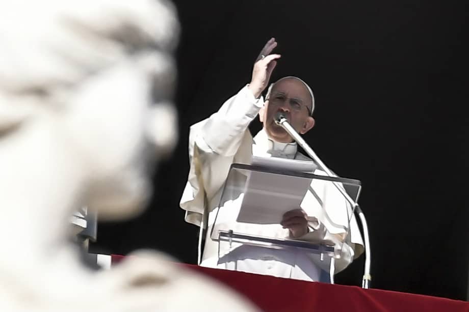"Rezo por la isla de Mindanao, por los filipinos, asolados por una tormenta que causó numerosas víctimas", dijo el papa desde la ventana del palacio apostólico del Vaticano.
/ AFP