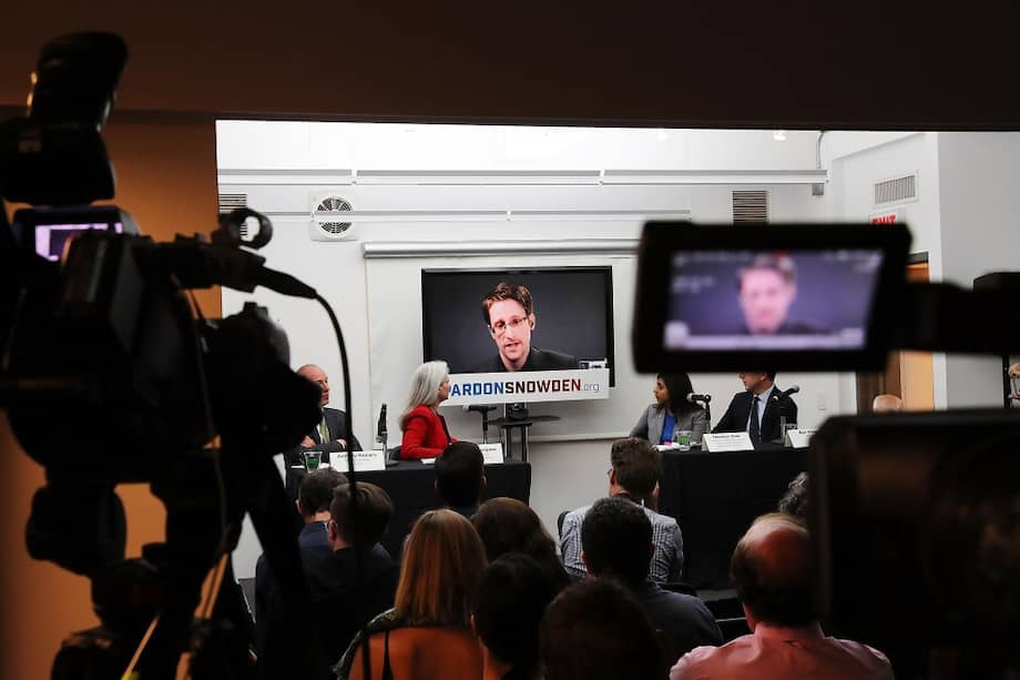 La semana pasada, Edward Snowden habló vía internet con un grupo de activistas en Nueva York que piden que el presidente Barack Obama lo perdone. / AFP