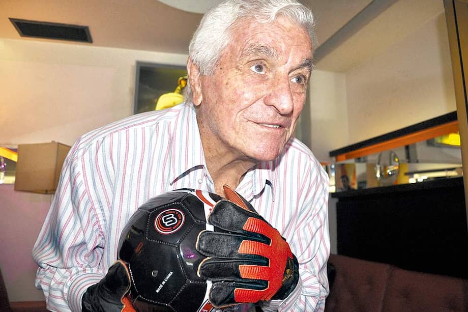 Amadeo Raúl Carrizo, presidente honorario de River, en el bar Pablo’s, en Villa Devoto, durante la entrevista con ‘El Espectador’. / Cortesía revista ‘Amor a River’