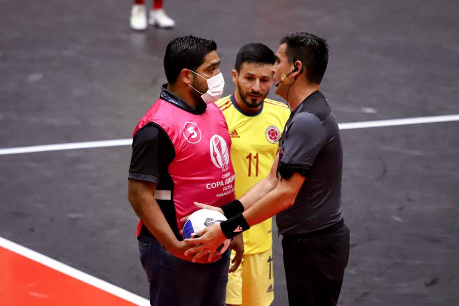 AME3673. ASUNCIÓN (PARAGUAY), 05/02/2022.- El entrenador de Paraguay, Carlos Chilavert (i), discute con el árbitro Christian Espindola ante Colombia, durante un partido de semifinales de la Conmebol Copa América Futsal 2022, en la SND Arena de la Secretaría Nacional de Deportes, en Asunción (Paraguay). EFE/ Nathalia Aguilar