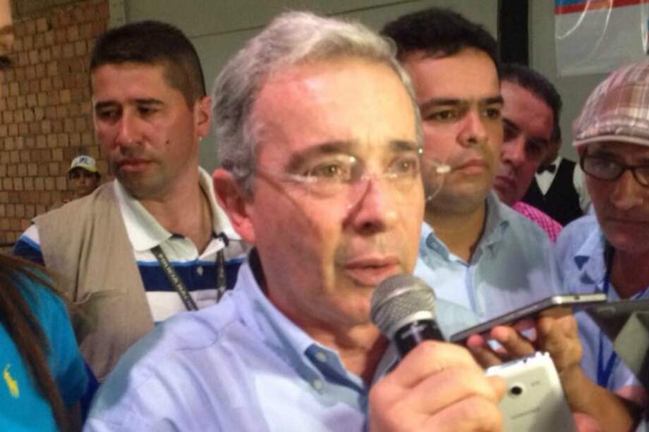 "El tirano no debe continuar como garante del proceso de paz": Uribe a Maduro