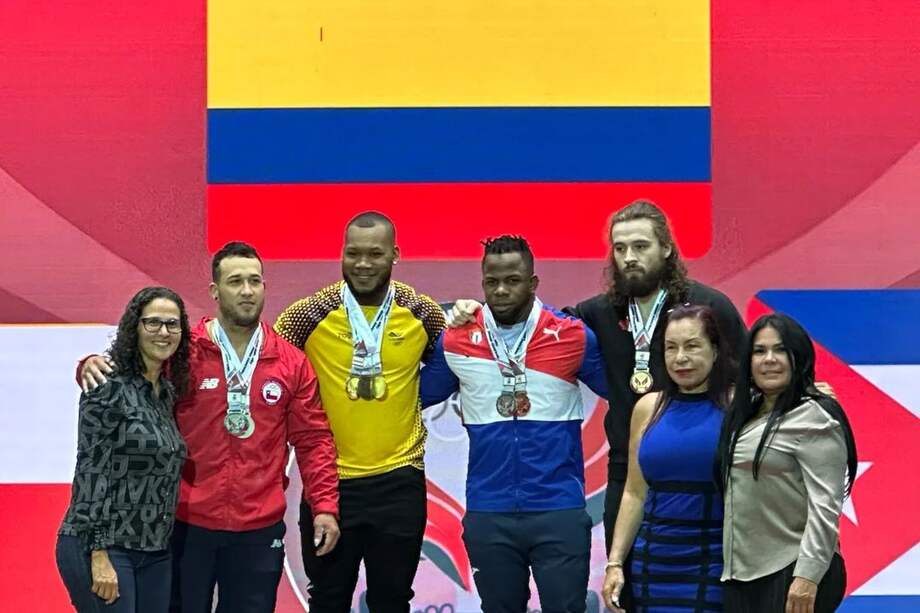 El vallecaucano Jeison López, en el centro de amarillo, ganó las tres medallas de oro en la categoría de 89 kilogramos.