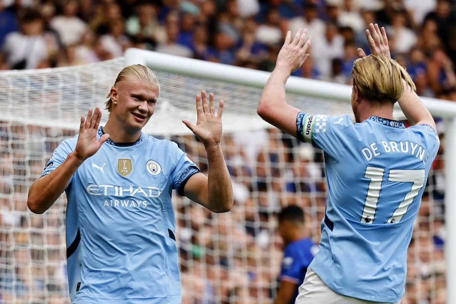 Erling Haaland (i), del Manchester City, celebra con su compañero Kevin De Bruyne (d) después de marcar el gol 0-1 durane el partido de la Premier League inglesa entre Chelsea y Manchester City en Londres.