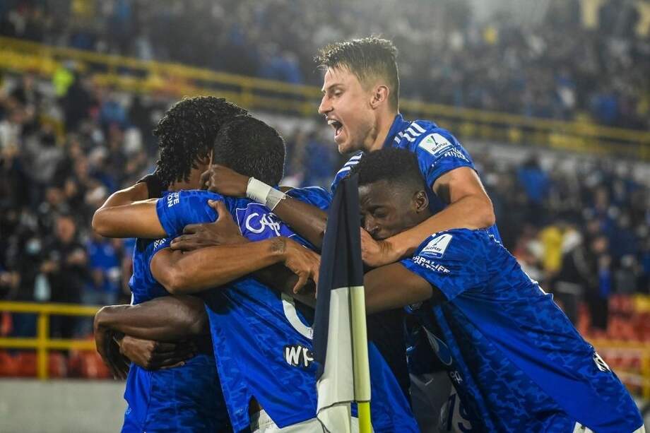 Jugadores de Millonarios celebrando el gol de la victoria contra Cortuluá.