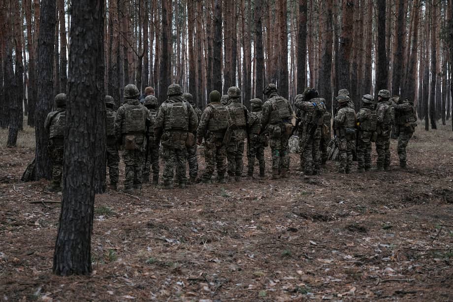 Extranjeros participan en un entrenamiento con la 3.ª Brigada de Asalto ucraniana, en un lugar no revelado de la región de Járkov.