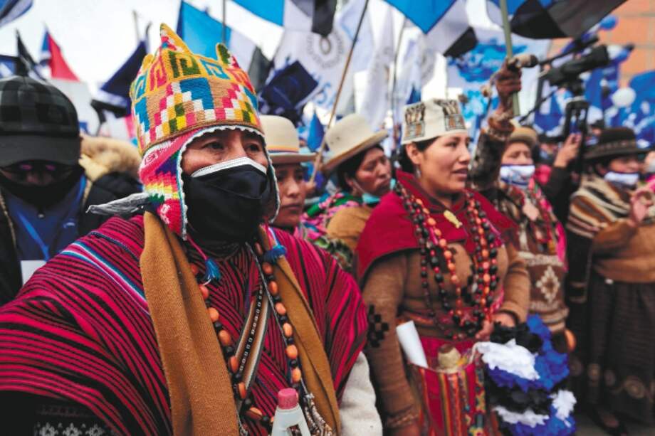 Sacerdotes aimaras realizan un rito a la Madre Tierra junto a cientos de seguidores del candidato Luis Arce, del Movimiento Al Socialismo (MAS). / EFE