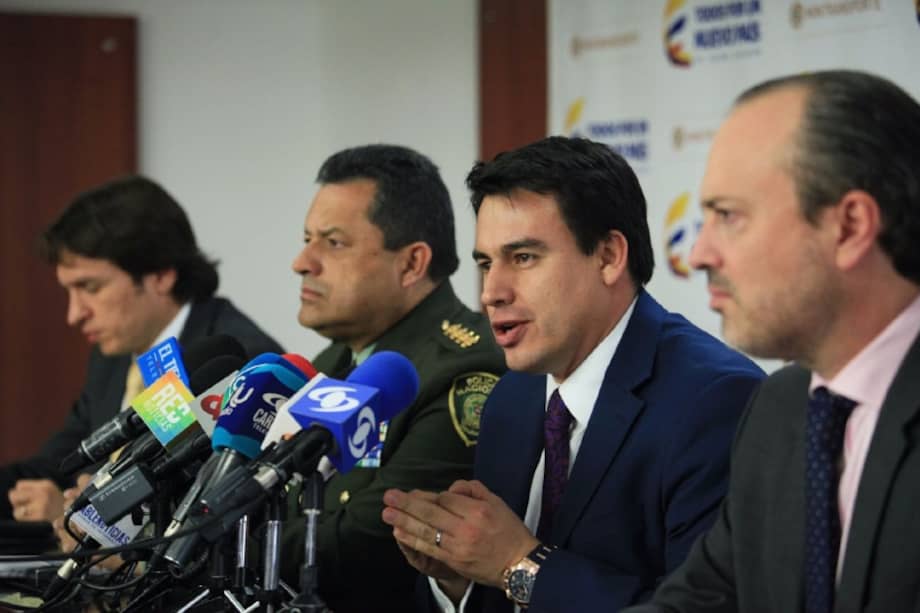 El ministro de Transporte, Jorge Rojas, intenta frenar un paro camionero que ya deja pérdidas superiores al billón de pesos. Cortesía.