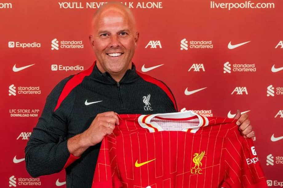 El neerlandés Arne Slot del Liverpool posa con la camiseta del club.