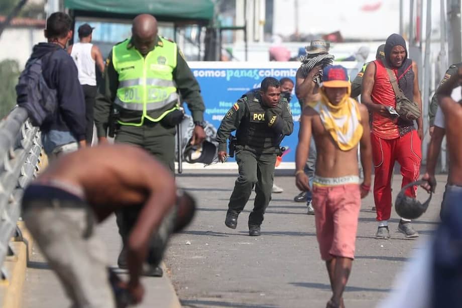 Este lunes también se presentaron enfrentamientos entre venezolanos y miembros de la Guardia Nacional Bolivariana en el puente Simón Bolívar, principal paso fronterizo entre Colombia y Venezuela. / EFE