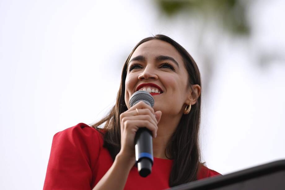 Alexandría Ocasio Cortez (AOC) mantuvo su curul por Nueva York en el Congreso de Estados Unidos. / AFP