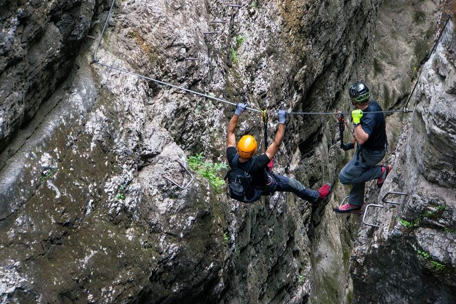 Esta experiencia trasciende el concepto de atracción turística, convirtiéndose en un auténtico desafío personal que pone a prueba los límites físicos y mentales.