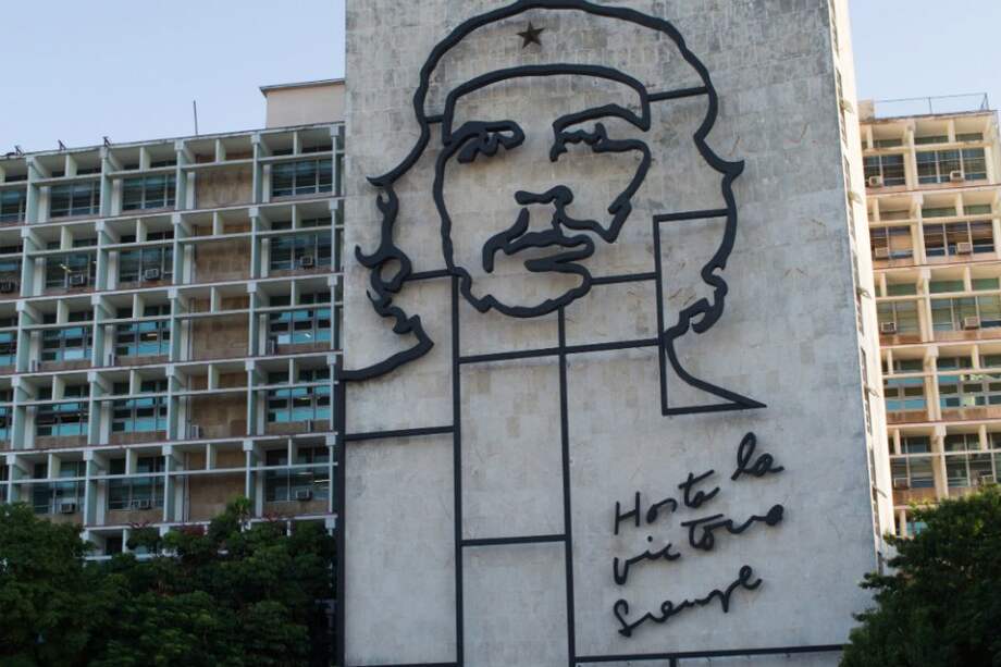 La mayoría de los cubanos tienen que hacer economías y trabajar muy duro para ganarse la vida. / Bloomberg News