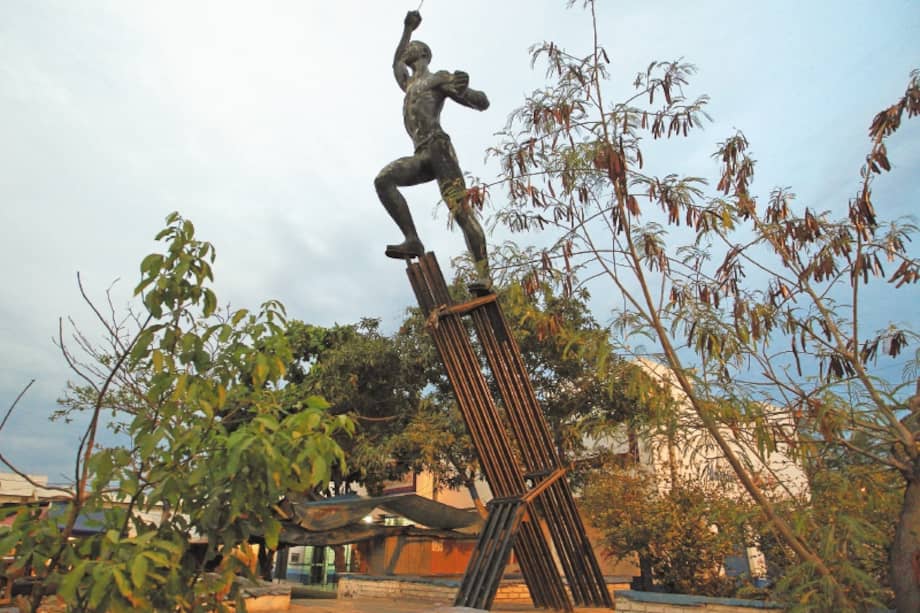 “El Prometeo de la libertad" es la estatua que fue levantada en memoria de las víctimas de la masacre de las bananeras en 1928.