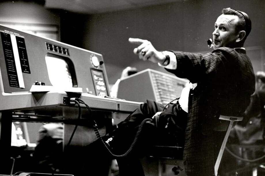 Christopher Kraft, director de vuelo durante el Proyecto Mercury, trabaja en su consola dentro del área de Control de Vuelo en Mercury Mission Control. / NASA