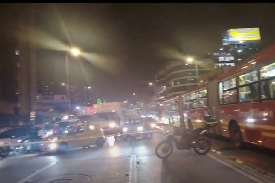 A esta hora se presentan afectaciones en distintos sectores de Bogotá por protestas y congestión vehicular.
En la Calle 26, a la altura de la Universidad Nacional, manifestantes bloquean ambos sentidos de la vía.
Las estaciones Corferias y Ciudad Universitaria suspendieron temporalmente su servicio.
