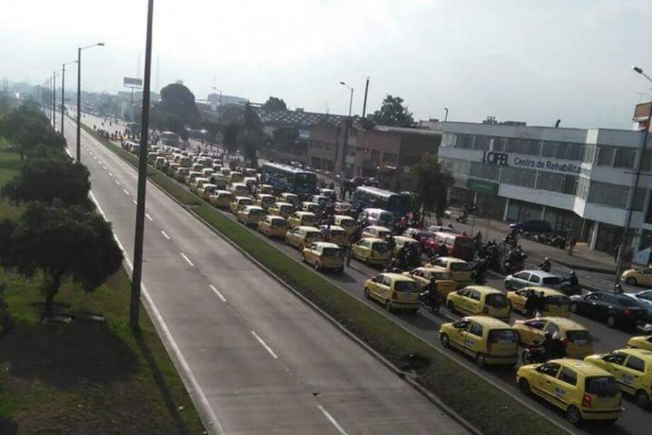 Colapsó movilidad en seis zonas de Bogotá por protestas de taxistas