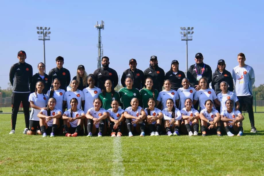 Jugadoras y cuerpo técnico de la selección femenina Sub-17 de Colombia.