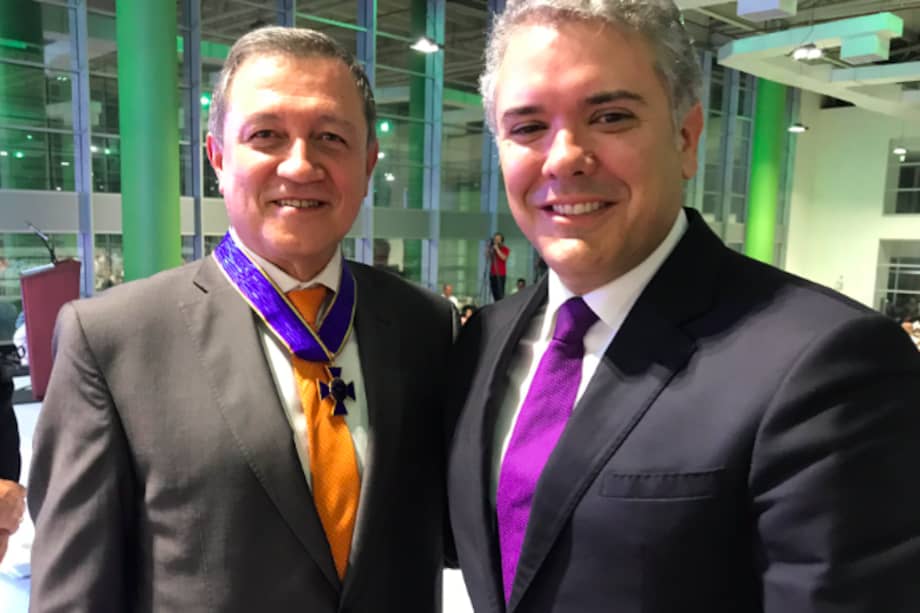 El presidente Iván Duque le entregó la Orden de Boyacá a Ernesto Macías. / Captura de pantalla de Twitter
