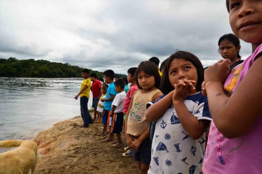 Los niños de Bocas del Yi miran siempre al río Vaupés. A hora y media en lancha está Mitú.