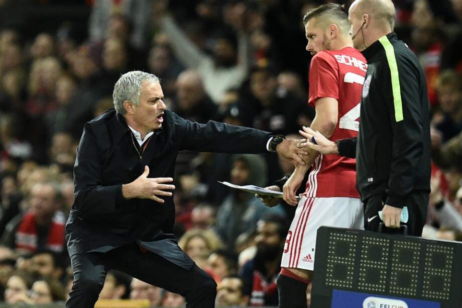 José Mourinho (i), director técnico portugués, durante el partido que el Manchester United le ganó 1-0 al Manchester City. / AFP