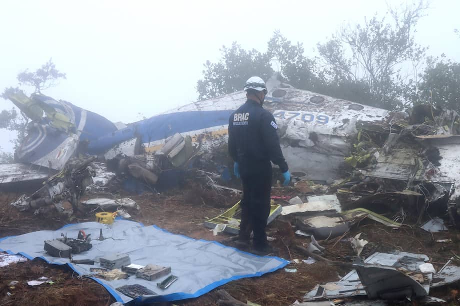 Integrantes del Grupo de Búsqueda y Resacate Aeronáutico de Colombia (BRAC) remueven los restos de un avión que se estrelló el 28 de enero de 2026 en zona rural del municipio de La Playa de Belén.