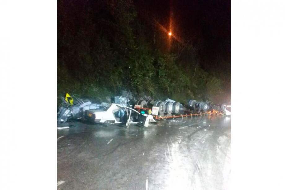 Primeras imágenes del grave accidente en la vía al Llano / @cruzrojacol