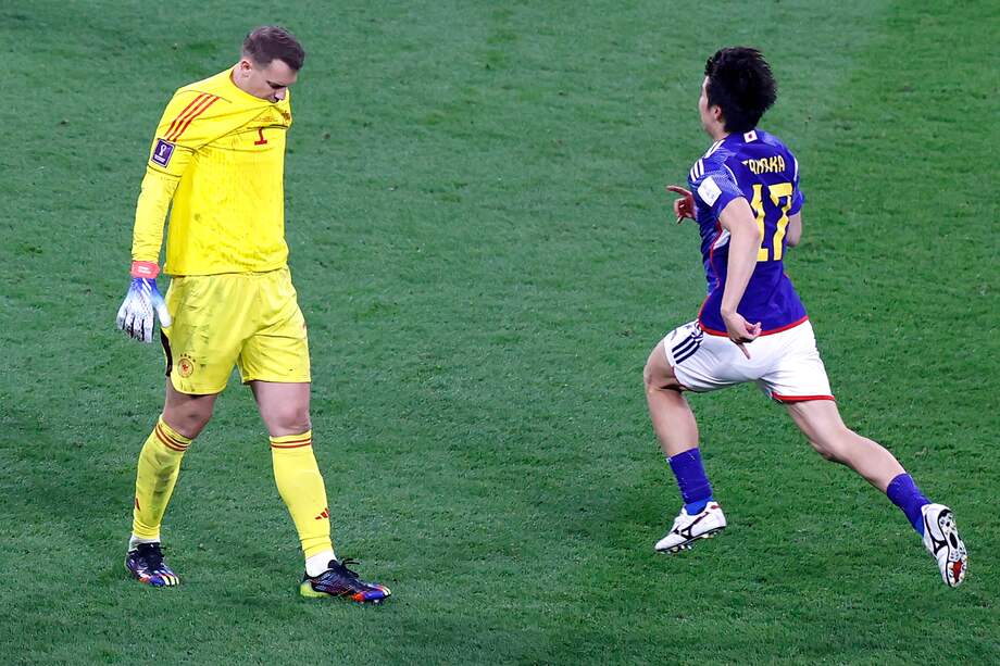 Manuel Neuer, el capitán de Alemania, se lamenta tras la derrota con Japón.