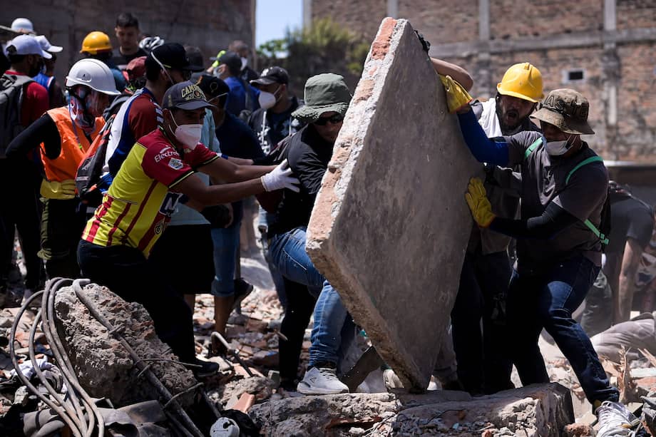 Labores de búsqueda y rescates en medio de la remoción de escombros en el centro de Pereira.