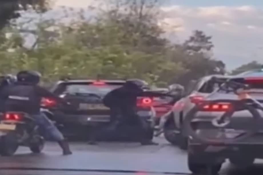 Video: con moto y pistolas, así roban a conductores durante trancones en Bogotá.