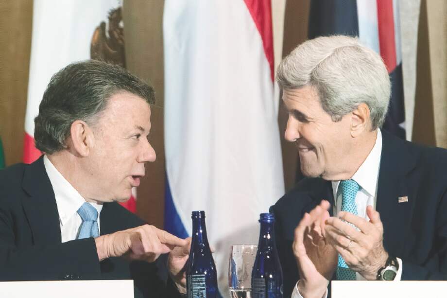 El presidente Juan Manuel Sanos y el secretario de Estado de EE. UU., John Kerry, ayer en Nueva York. / EFE