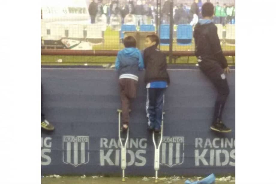 La emotiva historia de los niños que no se perdieron un partido gracias a unas muletas