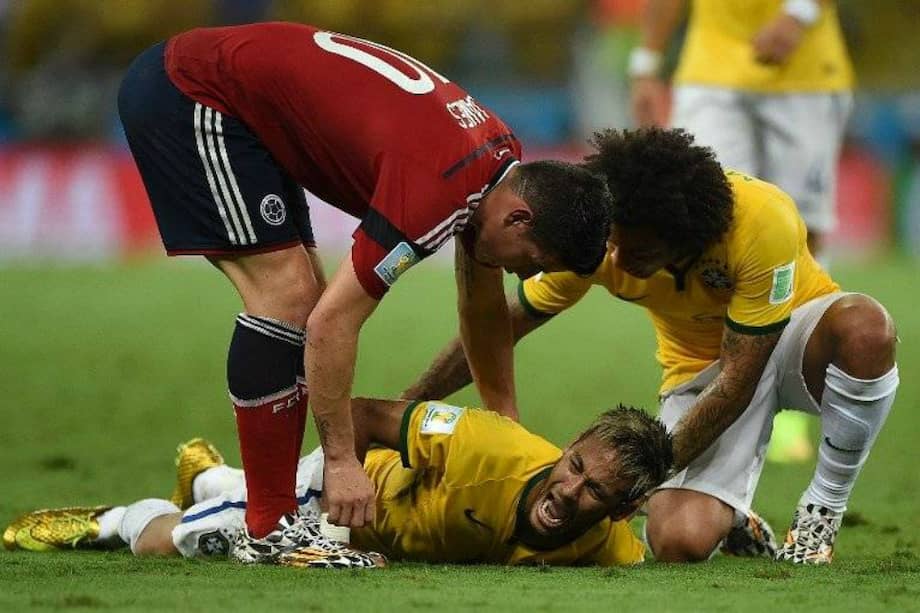 Neymar en el césped tras sufrir el golpe de Zúñiga en el partido de cuartos de final entre Brasil y Colombia. A su lado, James y Marcelo. / AFP