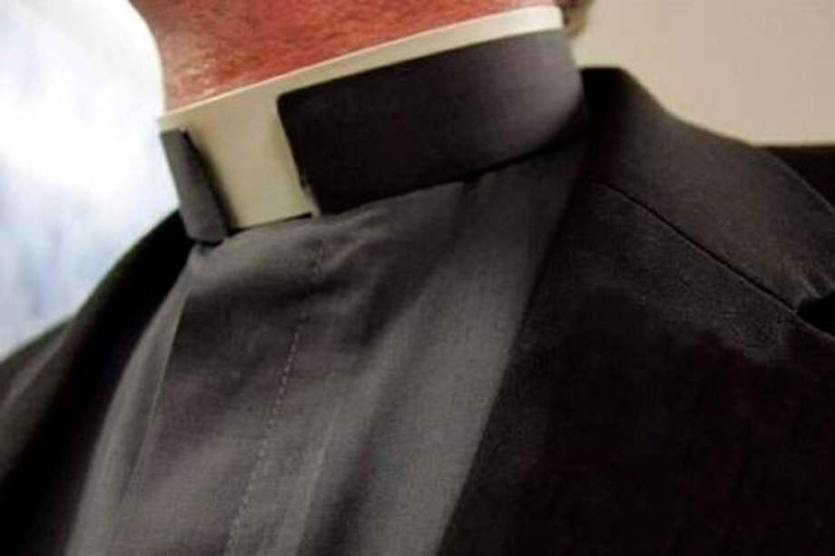 Piden que congresista sacerdote se retire del Congreso