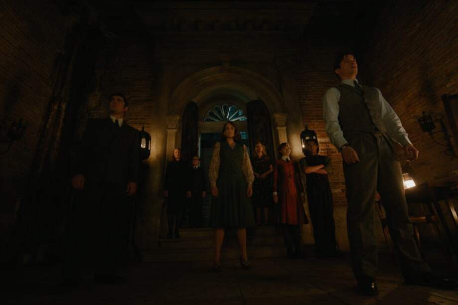 Encabezan el elenco Kyle Allen, Kenneth Branagh, Camille Cottin, Jamie Dornan, Tina Fey, Jude Hill, Ali Khan, Emma Laird, Kelly Reilly, Riccardo Scamarcio Y Michelle Yeoh.