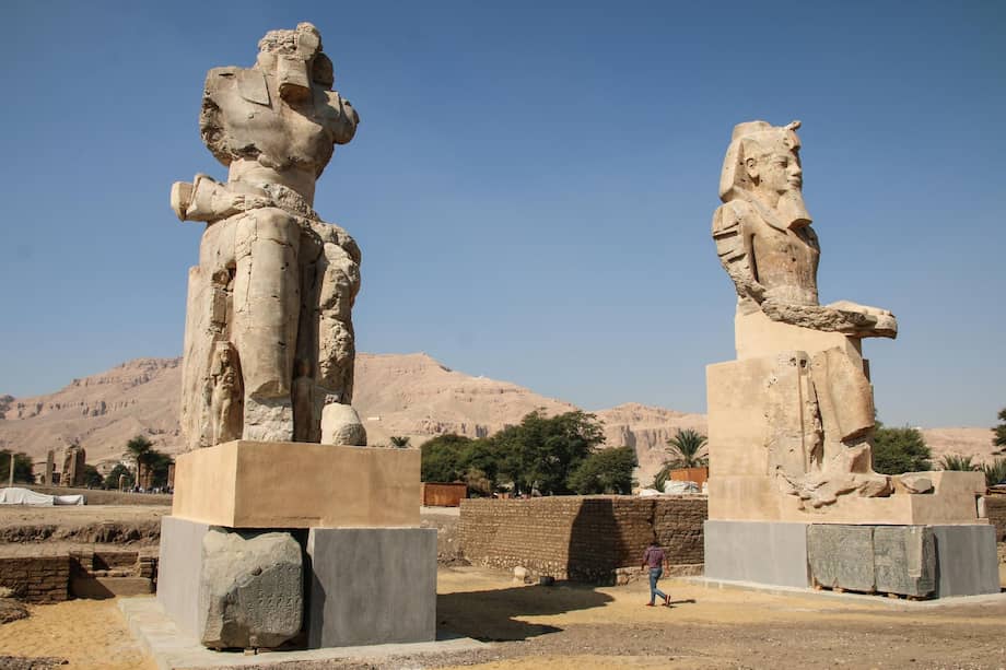 Dos colosales estatuas de alabastro del antiguo rey egipcio Amenhotep III son reerigidas en su templo mortuorio en la Ribera Occidental de Luxor, Luxor, Egipto, el 14 de diciembre de 2025. La estatua mide más de 10 metros de altura y pesa alrededor de 100 toneladas.
