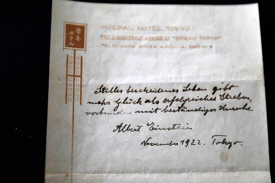 El manuscrito, que Einstein entregó en 1922 a un mensajero en Tokio como propina, fue adquirido por un europeo que pujó en forma telefónica y que desea mantener el anonimato, añadió la casa de subastas. / AFP