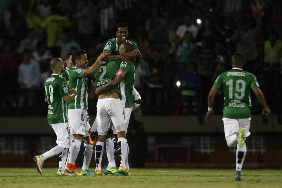 Los jugadores de Atlético Nacional celebran uno de los goles con los ganaron 2-0, en el estadio Atanasio Girardot de Medellín. / EFE