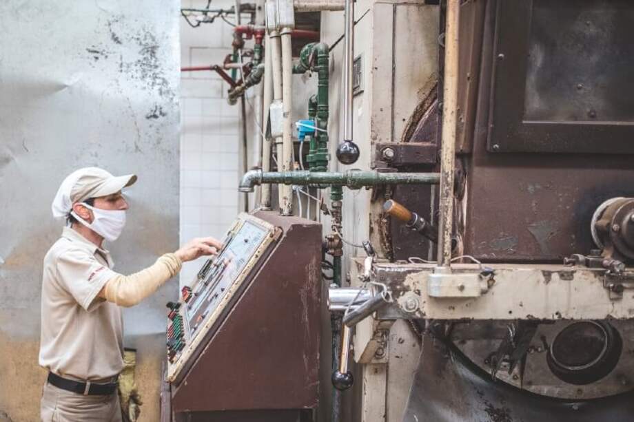 La industria, jalonadora de la economía, no muestra dinamismo sostenido pese a crecer. / Bloomberg