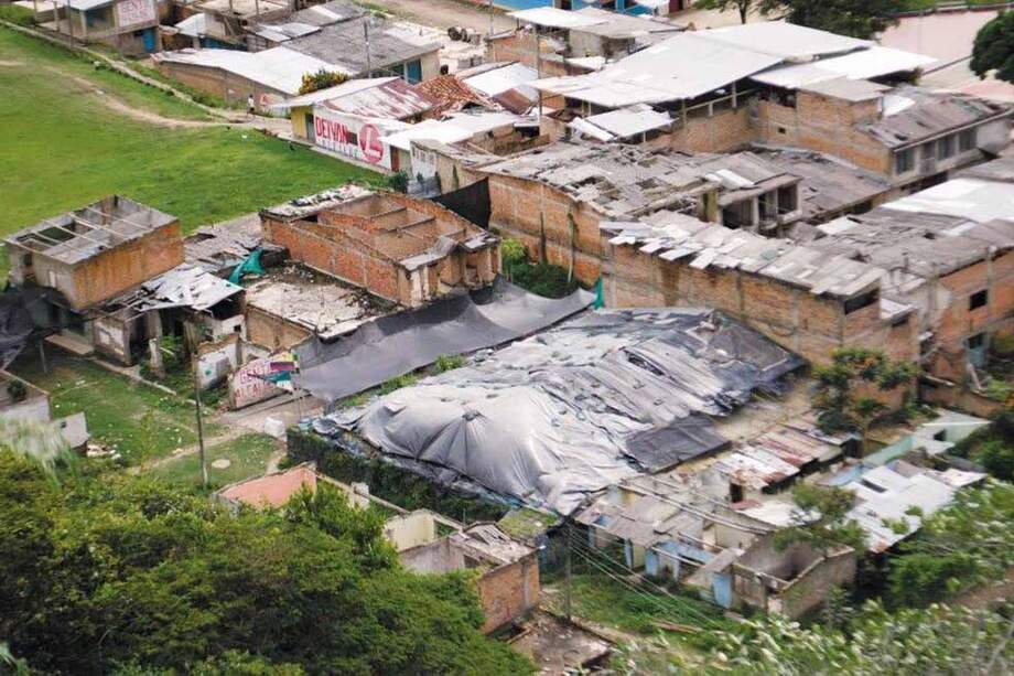 Así se ve el centro de operaciones de la estación de Policía de El Mango, con techo de plástico y tela de polisombra. /Andrés Hurtado
