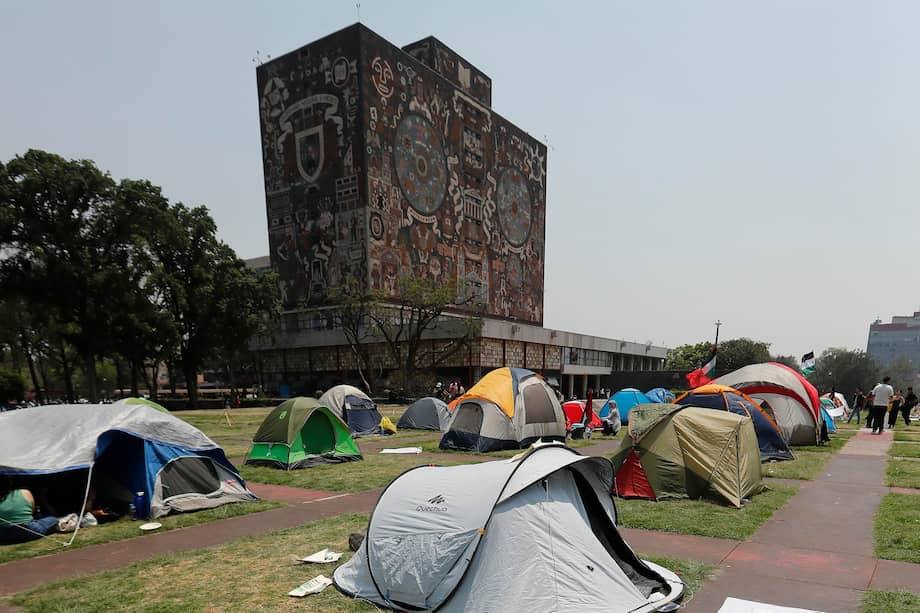 Estudiantes protestando en tiendas de campaña frente a las instalaciones de la Universidad Nacional Autónoma de México (UNAM).