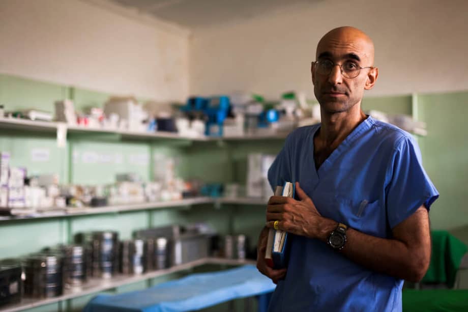 Tom Catena, misionero católico, es también cirujano del único hospital de la región fronteriza de las montañas de Nuba. / EFE