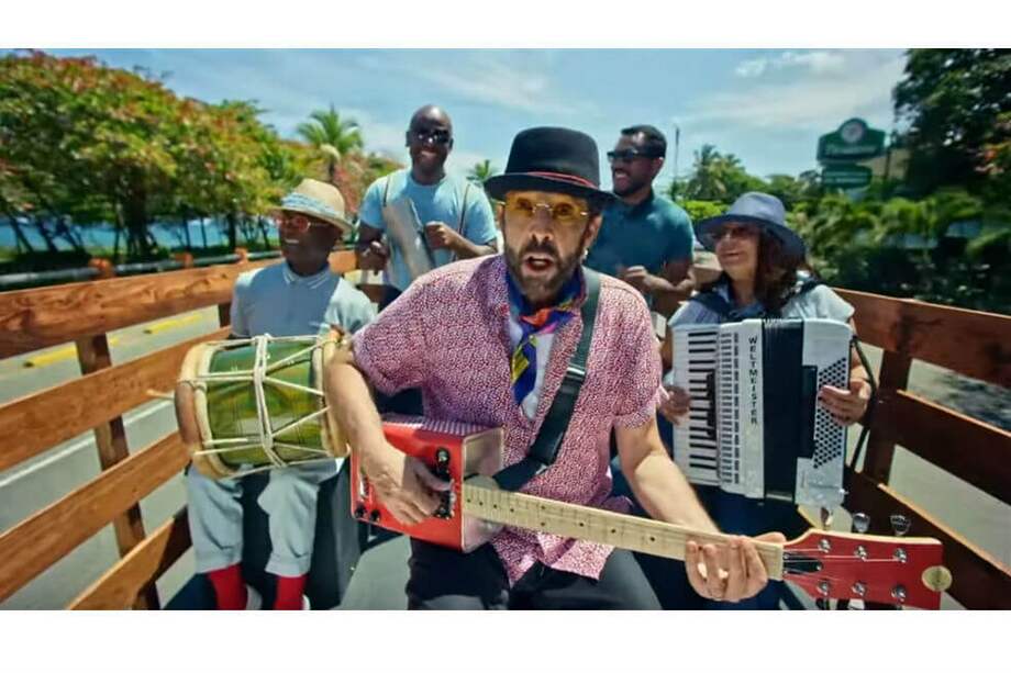 Juan Luis Guerra en el video de la canción "Lámpara pa’ mis pies".