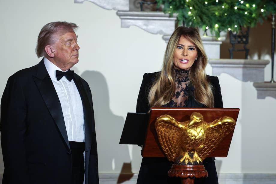 El presidente de EE. UU., Donald J. Trump (izq.), y la primera dama, Melania Trump (der.), asisten al Baile del Congreso en el Gran Vestíbulo de la Casa Blanca en Washington, DC, EE. UU., el 11 de diciembre de 2025.