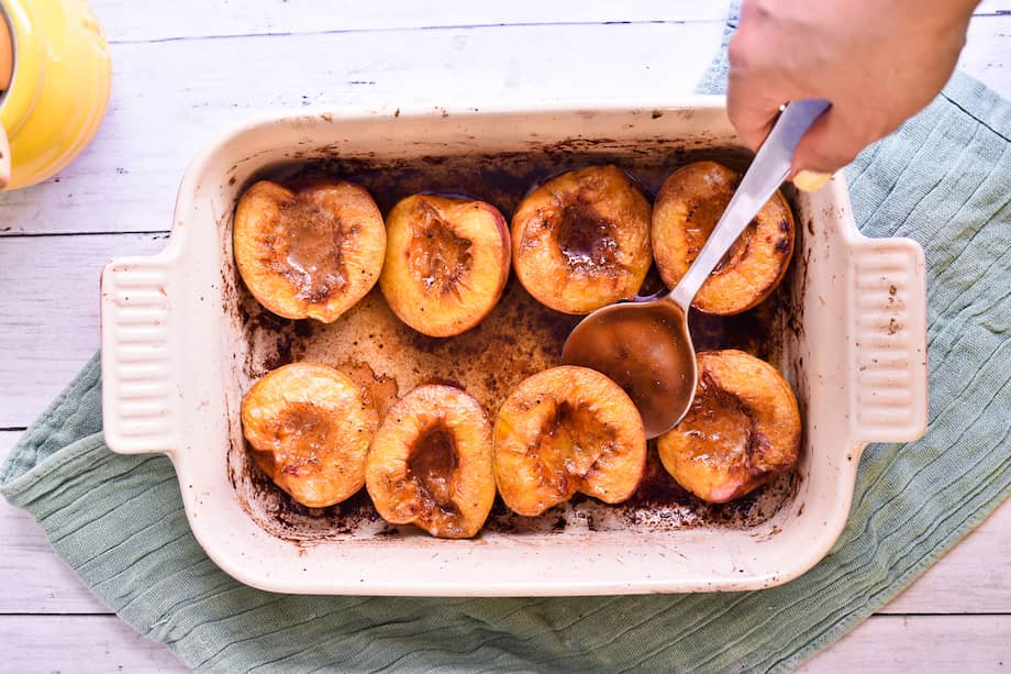 Prepara estos duraznos asados al horno con jengibre, canela y sal.