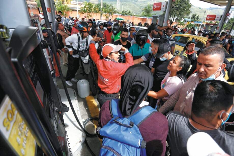 El desabastecimiento de combustible afectó este martes a Cali. Empresas estiman que suministro de gasolina y gas podría alcanzar para dos o tres días en el escenario actual. EFE/ Andrés González